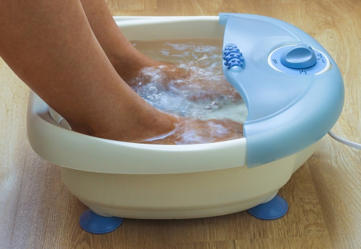 Razmazite svoja stopala tako da ih namačete u toploj, slanoj vodi najmanje 10 – 15 minuta