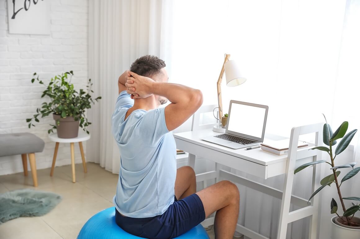 Lopta za stabilnost potiče održavanje ravnoteže, dobro držanje i smanjuje mogućnost nastanka boli u leđima