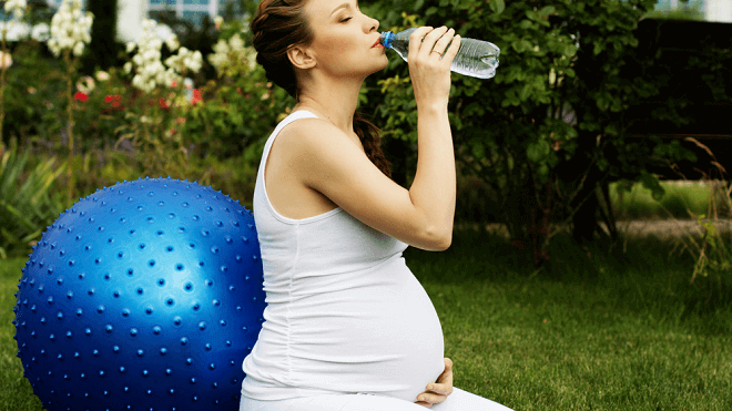 trudnica-pije-vodu