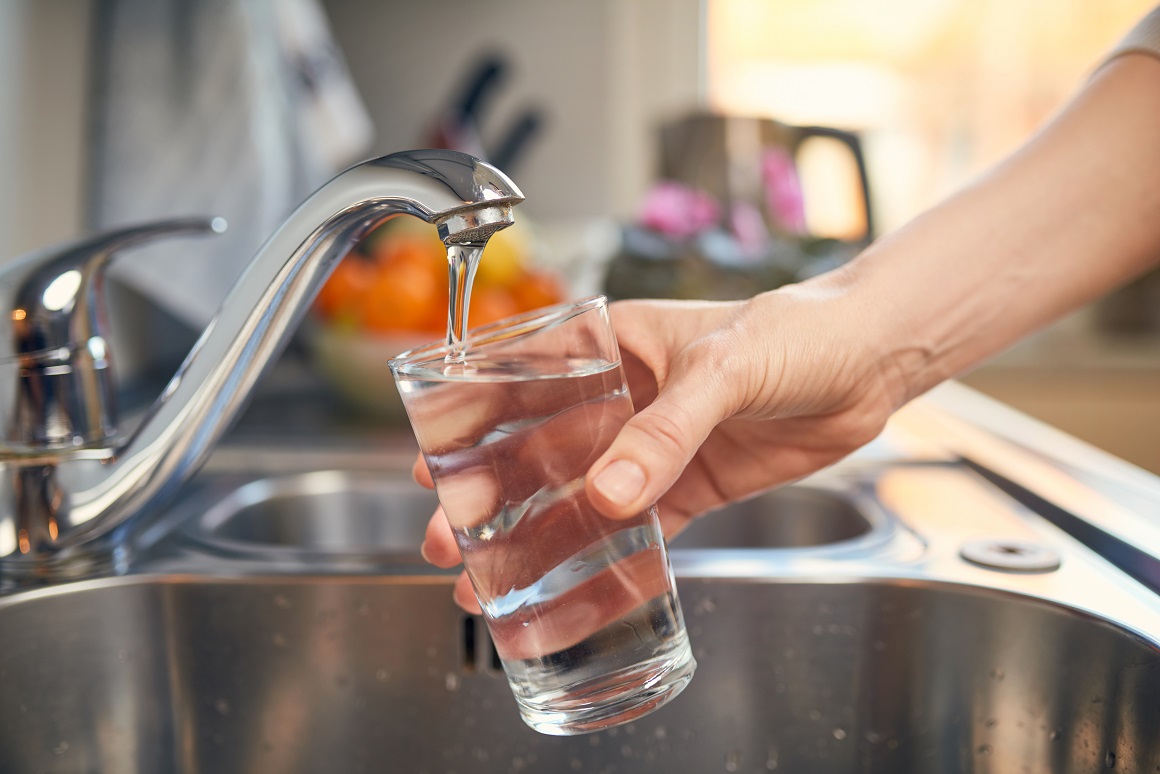 Barem 20 % potrebe za vodom može se zadovoljiti putem hrane, dok je ostatak potrebno podmiriti unosom tekućine