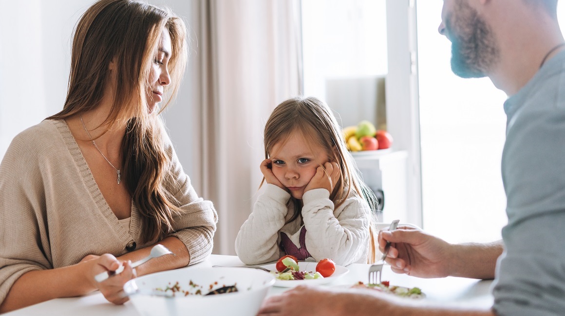 Kako biste odgojili djecu koja imaju zdrav odnos s hranom, važno je omogućiti djeci da slušaju i poštuju signale koje im tijelo šalje