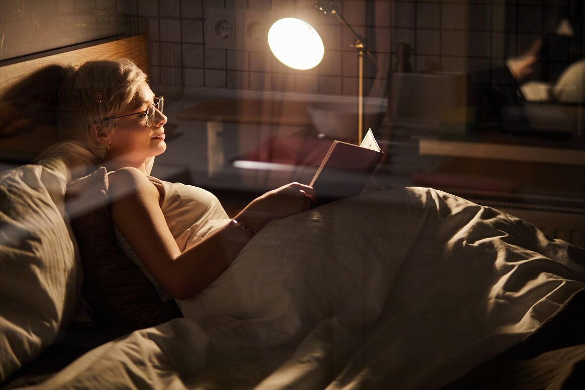 Stručnjaci preporučuju čitanje knjiga pozitivnog sadržaja prije spavanja kako bi se osoba psihički umirila i mogla lagano zaspati