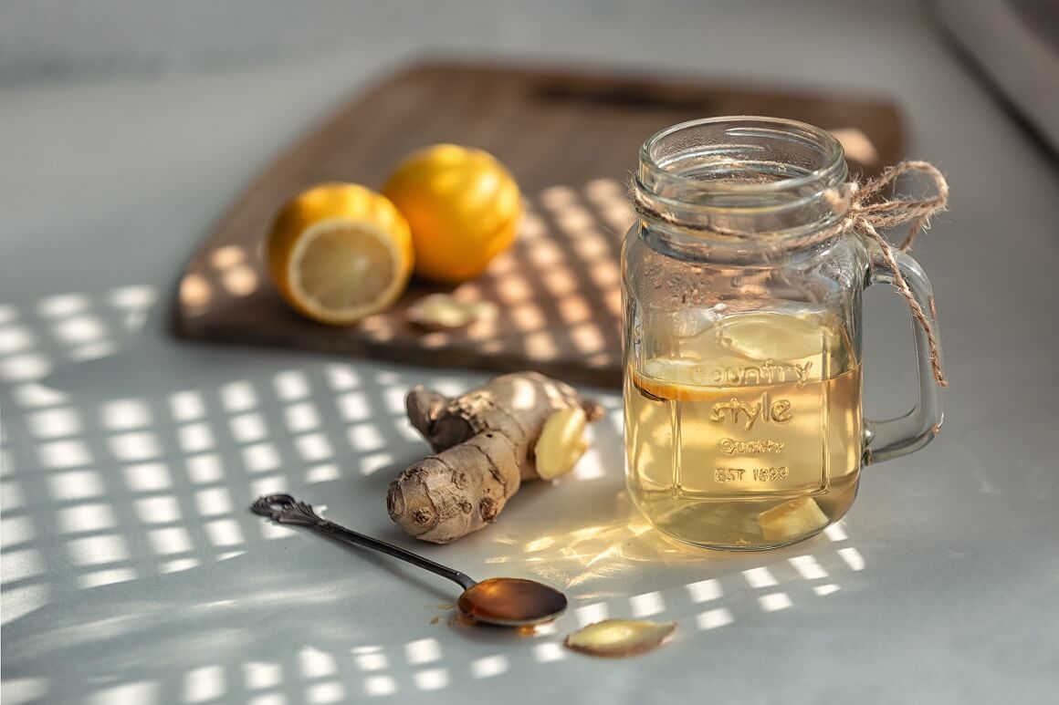Šalica čaja od đumbira ne samo da smanjuje bolove u grlu, već pomaže i u smanjenju sluzi