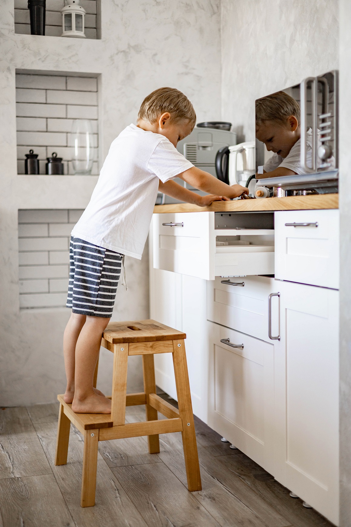 Djeca pomažu čistiti kuhinju