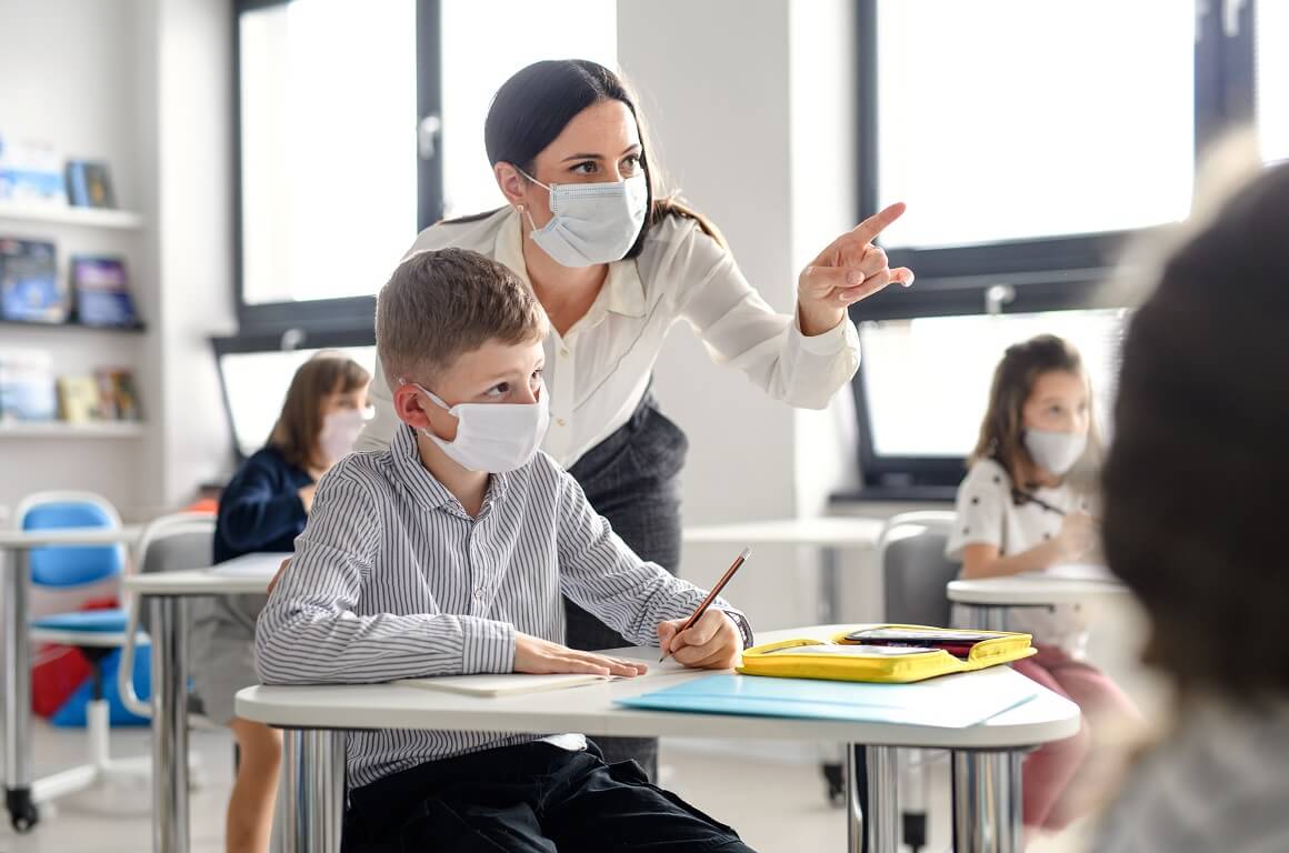 Djeca nose maske u školama