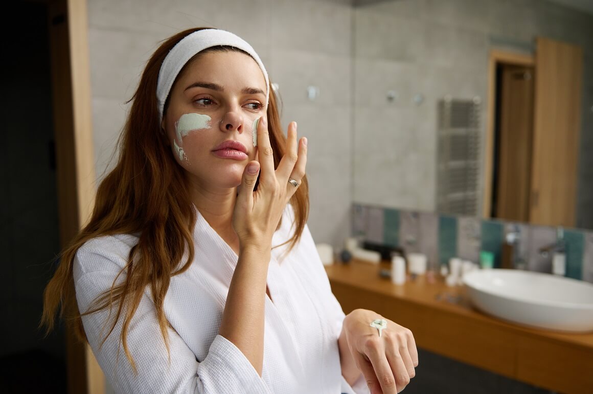 Maska za lice izvlači nečistoće, pomaže smanjiti izgled pora i obuzdati problematičnu kožu