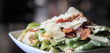 Cezar salata s piletinom i slaninom