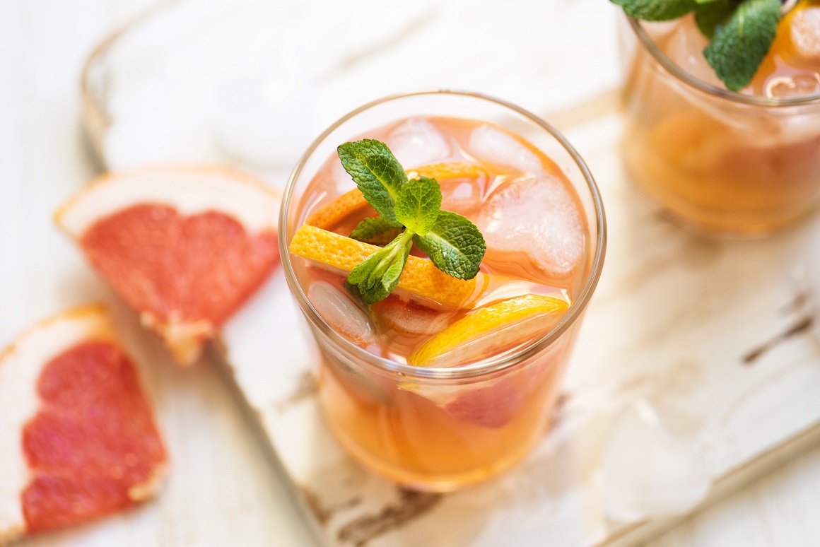 Za dodatno osvježenje i okus u ledeni čaj mogu se dodati kriške citrusa