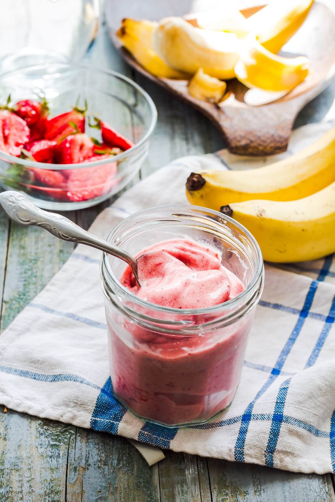 Zdravi sladoled od banane, jagoda i jogurta
