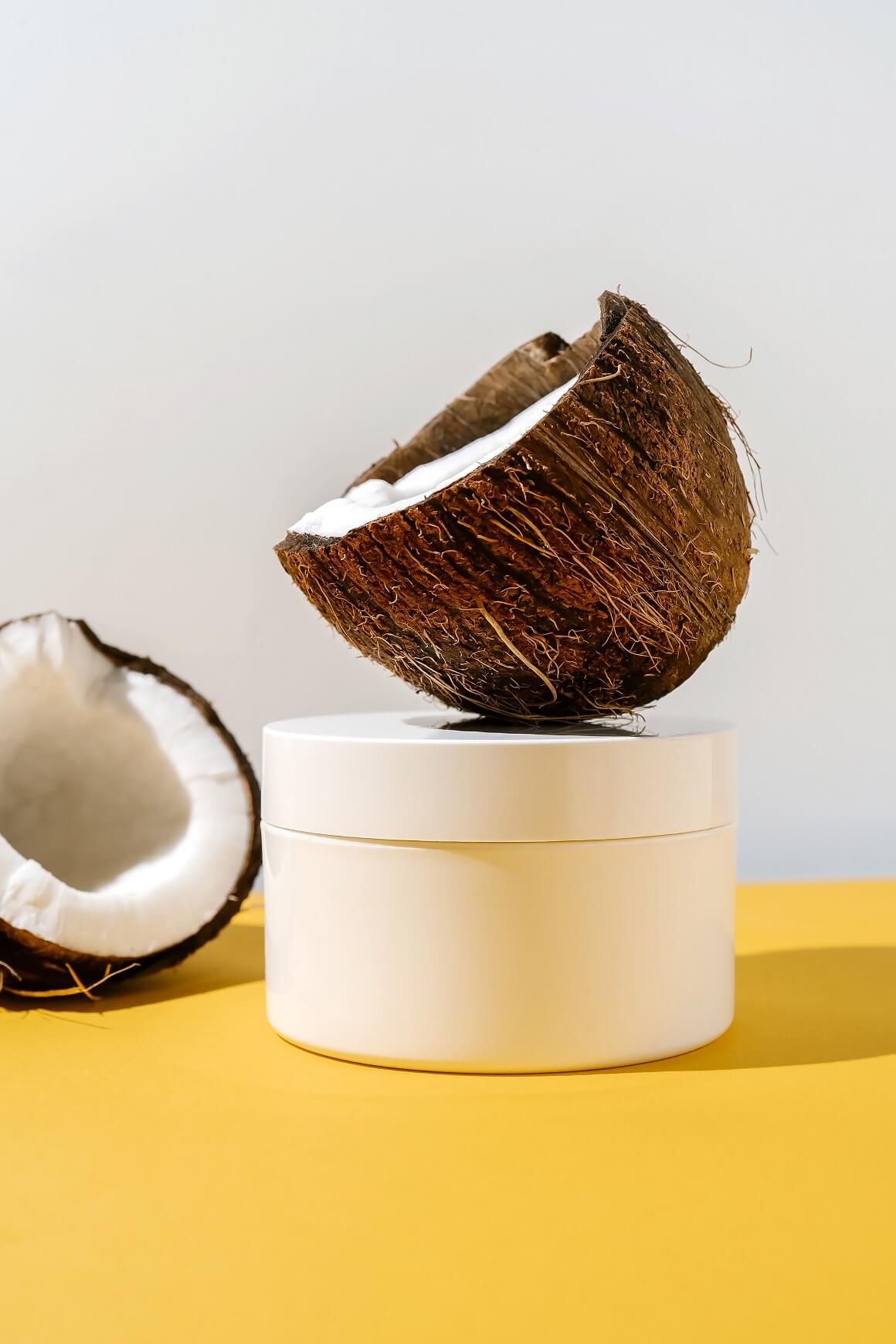 Za njegu tijela i kose preporučuje se koristiti isključivo hladno prešano i nerafinirano kokosovo ulje