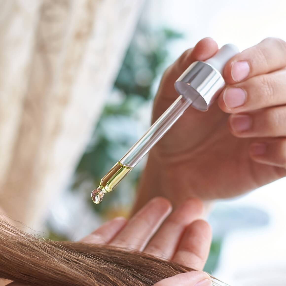 Arganovo ulje može se nanijeti na suhu ili mokru kosu, te ga ne treba ispirati