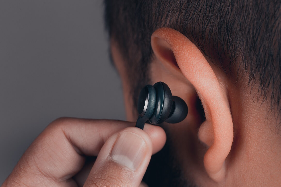 24 % mladih ljudi izloženo preglasnoj glazbi iz slušalica
