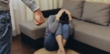 Sindrom zlostavljane žene podrazumijeva niz simptoma koji se javljaju kod žena koje trpe zlostavljanje u intimnom odnosu