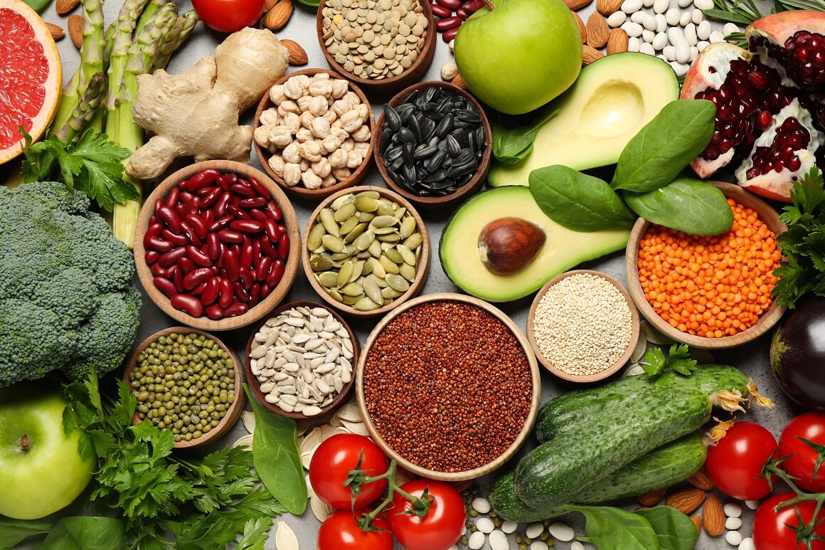 Autori pretpostavljaju da antioksidansi iz namirnica poput voća, povrća i cjelovitih žitarica pridonose smanjenju rizika od razvoja raka debelog crijeva jer suzbijaju razvoj kroničnih upala