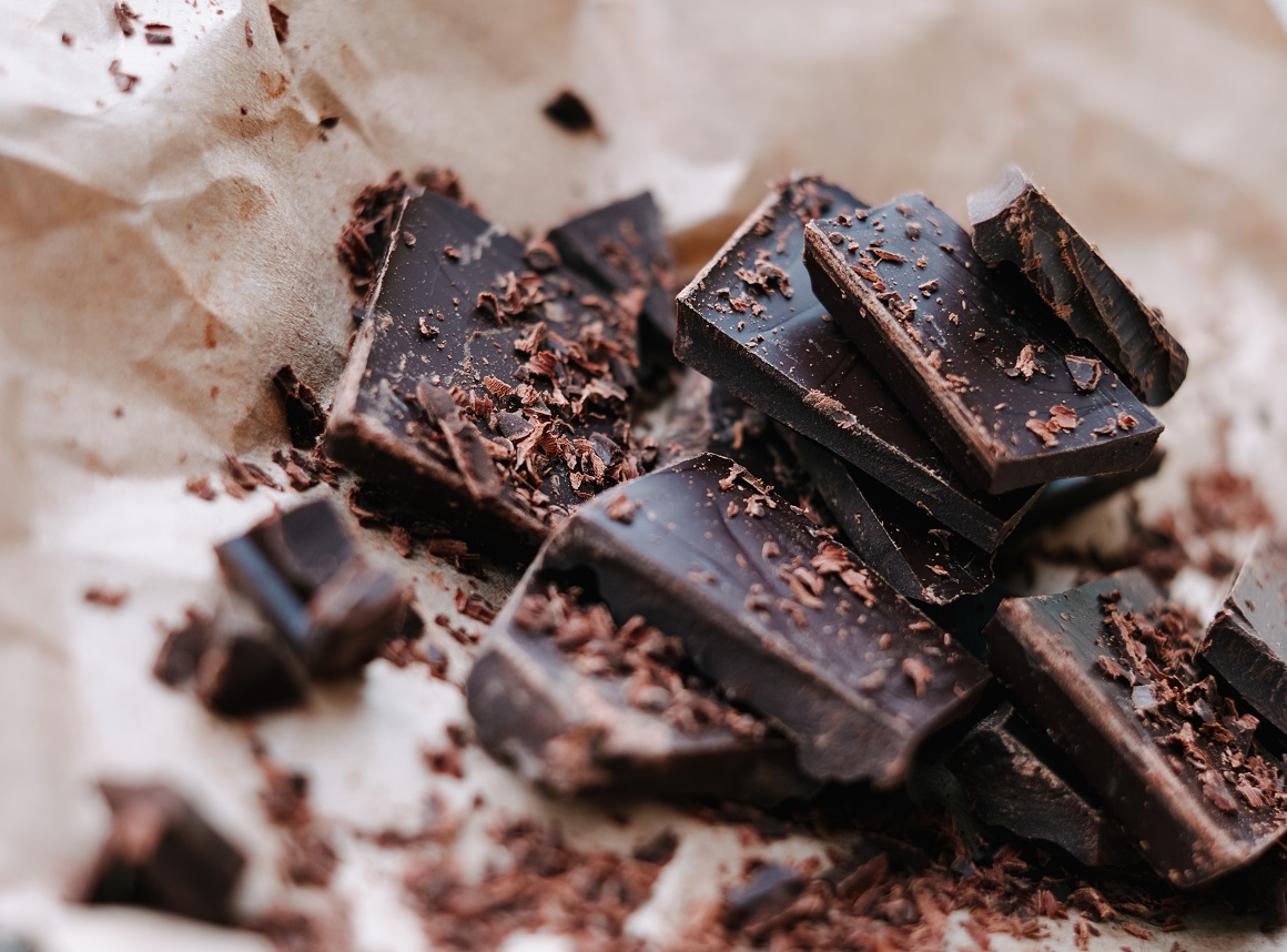 Crna čokolada ima visok udio kakaa (70 % i više), zbog čega je bolji izbor od mliječne