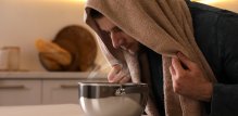 Inhaliranje kaduljom tradicionalno se koristi diljem svijeta za liječenje upale grla i kašlja