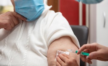 Booster cjepivo prilagođeno za omikron, koje su razvili Pfizer i BioNTech, jako je smanjilo broj hospitaliziranih pacijenata starije životne dobi
