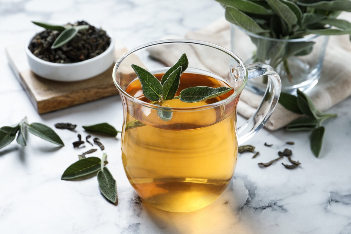 Čaj od kadulje pomaže u borbi protiv pretjeranog znojenja tijekom menopauze