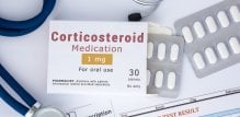 Kortikosteroidi su klasa lijekova koji su sintetički proizvedeni, ali istovjetni steroidnim hormonima koje prirodno proizvodi vanjski dio nadbubrežnih žlijezda