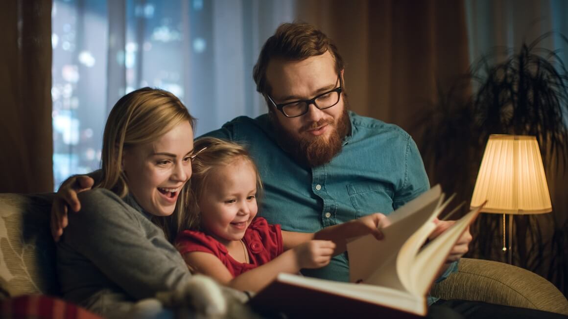 Čitanje djetetu podrazumijeva uključenost roditelja, čime doprinosi osnaživanju odnosa između roditelja i djeteta