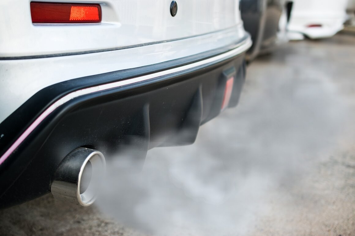 Dušikov dioksid koji izlazi iz emisija plinova u prometu