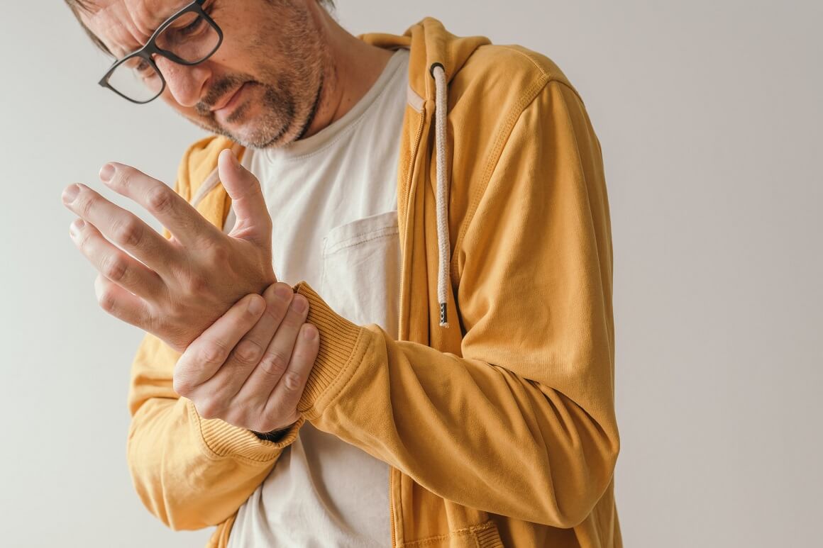 Reumatoidni artritis spada u autoimunu bolest koja uzrokuje upalu i bolove u zglobovima