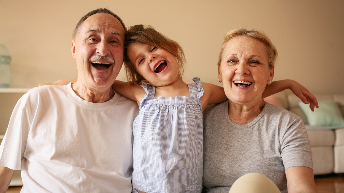 pozitivan utjecaj koji blizak odnos između bake, djeda i unuka može imati na sreću i dobrobit cijele obitelji
