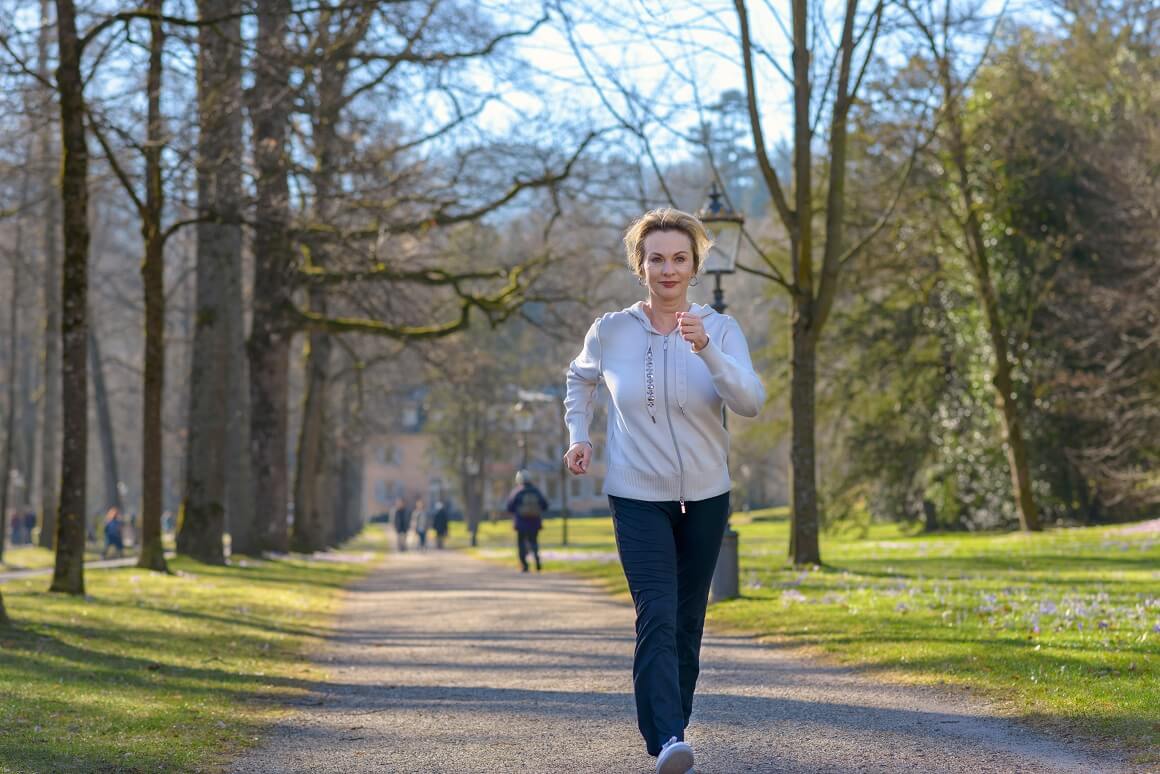 Kombinacija brzog hodanja s uravnoteženom prehranom može dovesti do još impresivnijih rezultata