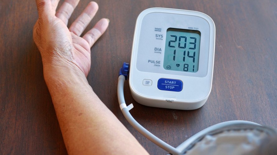 Istraživači su otkrili da su ljudi s visokim krvnim tlakom u sjedećem i ležećem položaju izloženi povećanom riziku od koronarne bolesti srca