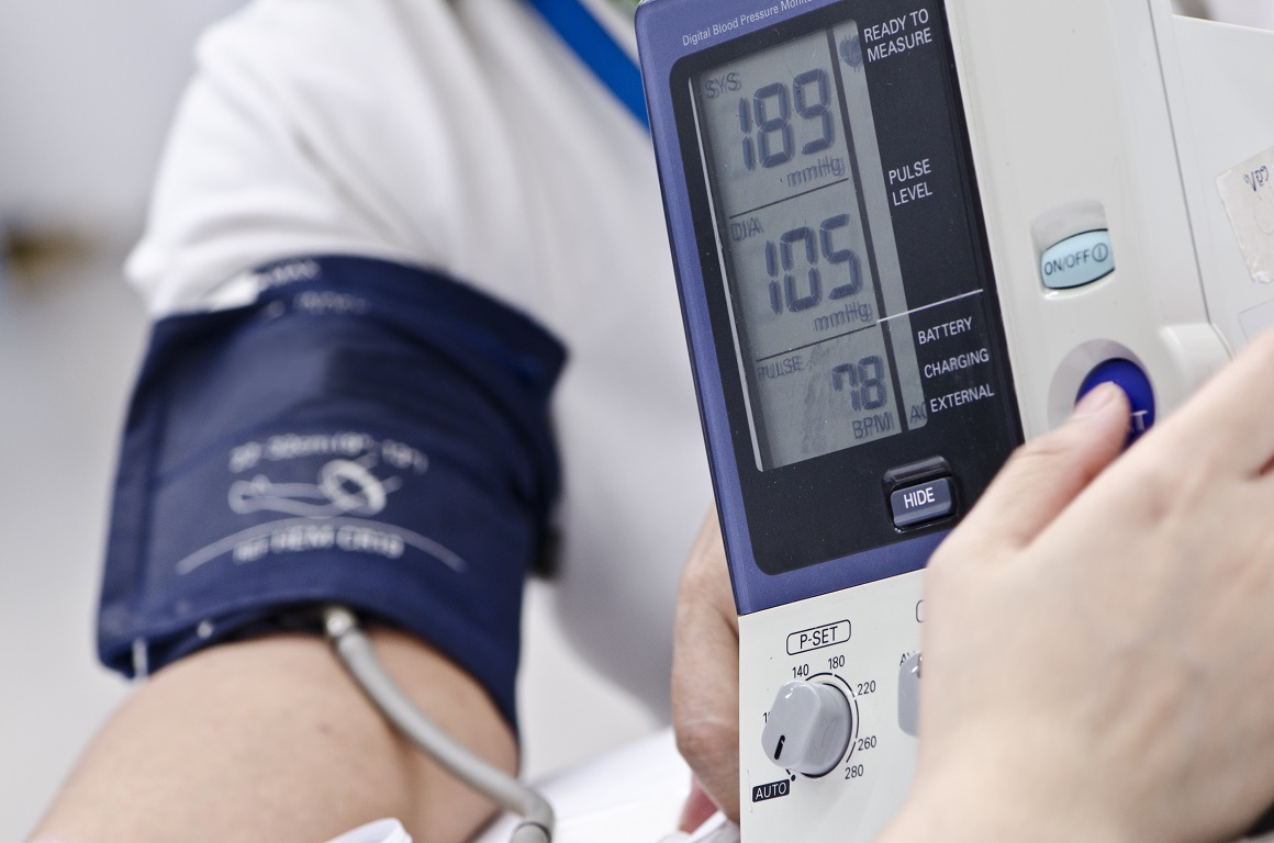 Medicinski stručnjaci obično mjere krvni tlak dok osoba sjedi