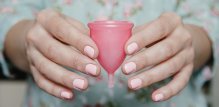 Odabir organskih i prirodnih proizvoda za menstruaciju, kao što su menstrualne čašice i donje rublje za višekratnu upotrebu, može biti sigurnija alternativa