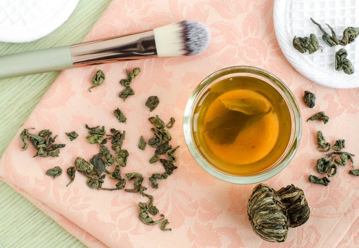 Primjena ekstrakta zelenog čaja ili korištenje proizvoda za njegu kože natopljenih zelenim čajem može potaknuti čistiji i zdraviji ten