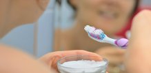 Soda bikarbona ili natrijev bikarbonat blagi je abraziv koji može pomoći u uklanjanju površinskih mrlja i naslaga sa zuba