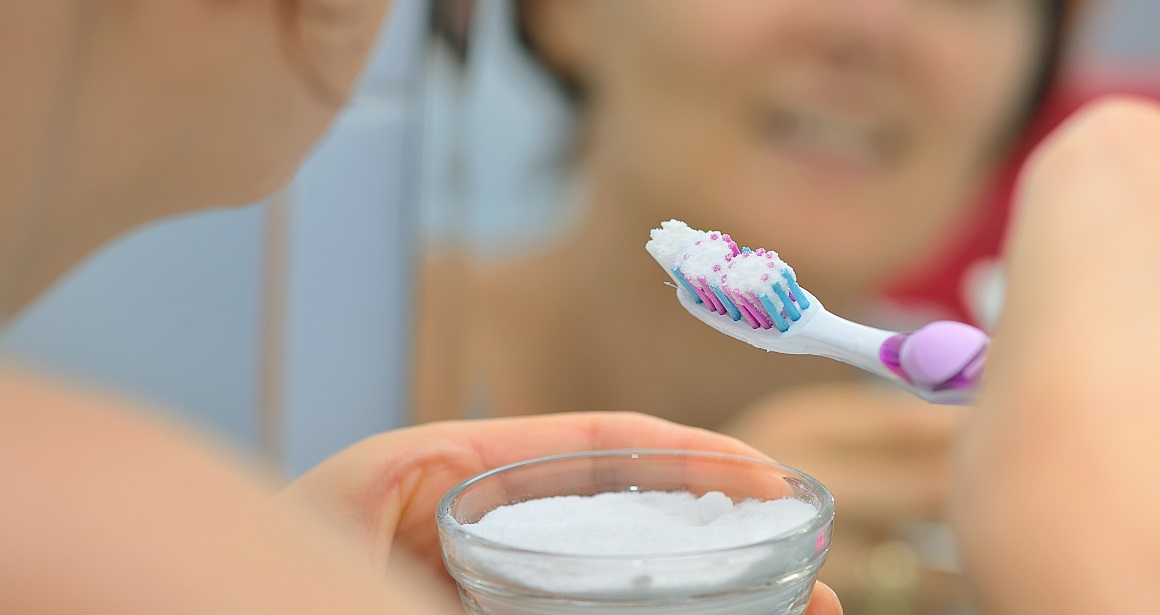 Soda bikarbona ili natrijev bikarbonat blagi je abraziv koji može pomoći u uklanjanju površinskih mrlja i naslaga sa zuba