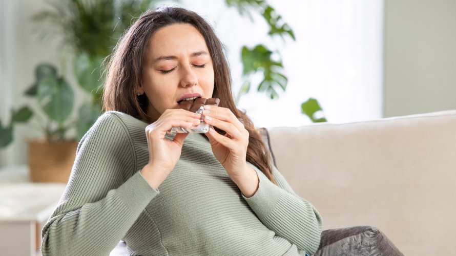 Razdoblje koje prethodi menstruaciji često dovodi do žudnje za čokoladom i hranom bogatom ugljikohidratima
