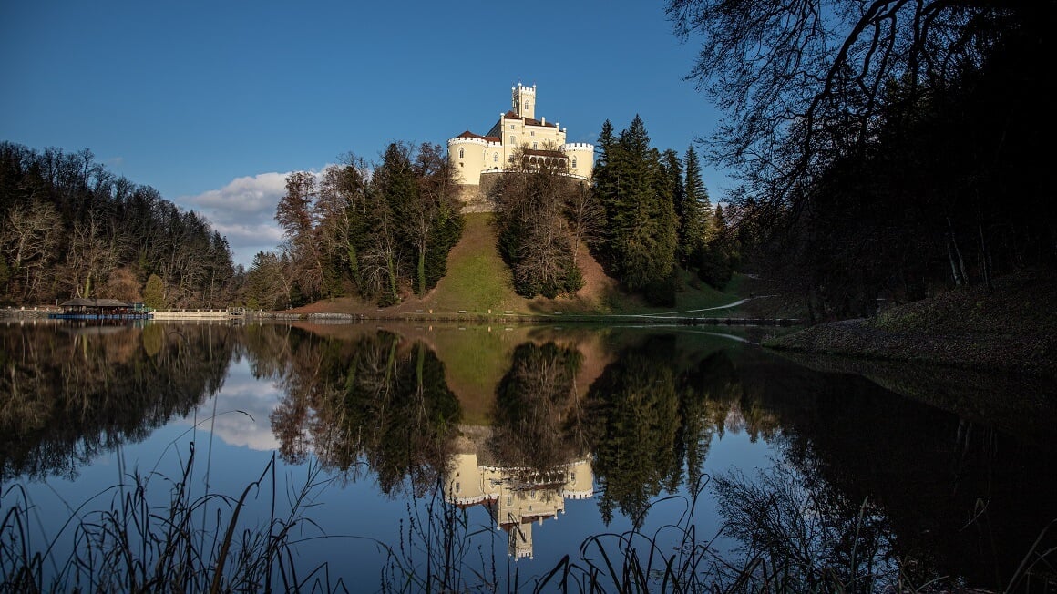 Trakošćan je dvorac iz bajke okružen mirnim jezerom i gustom šumom