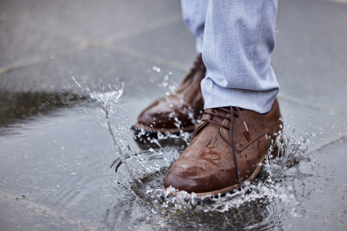 po vlažnom vremenu odlučite se za cipele koje su prirodno vodootporne, poput onih od kože ili sintetičkih materijala dizajniranih za mokre uvjete