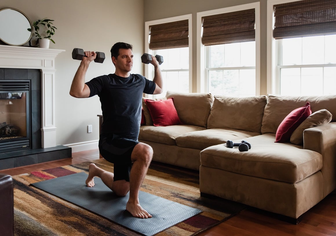 Dobro zaokružena kućna rutina vježbanja trebala bi uključivati kardio vježbe i vježbe snage