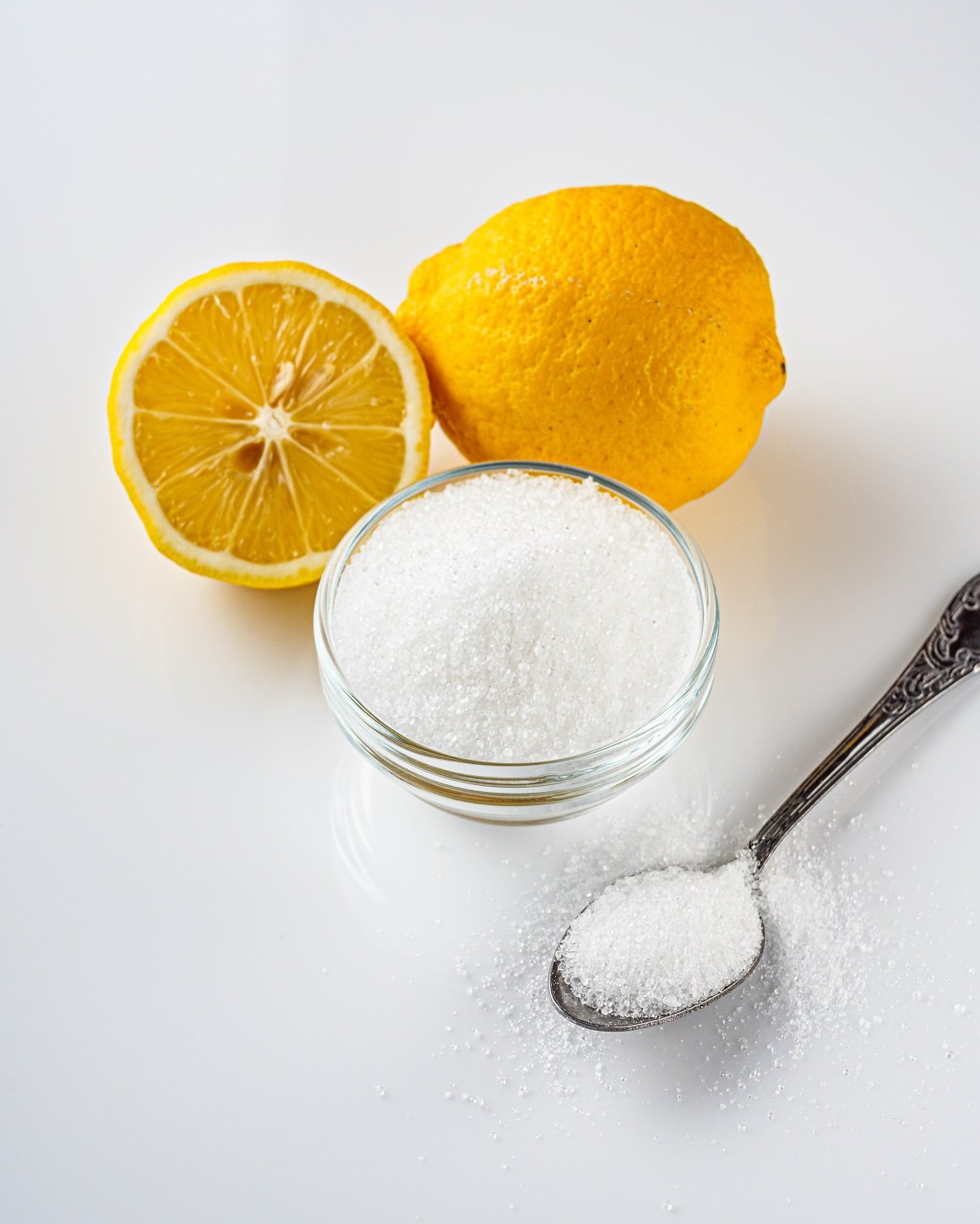 Limunska kiselina je slaba organska kiselina koja se nalazi u citrusnom voću poput limuna, naranče i limete