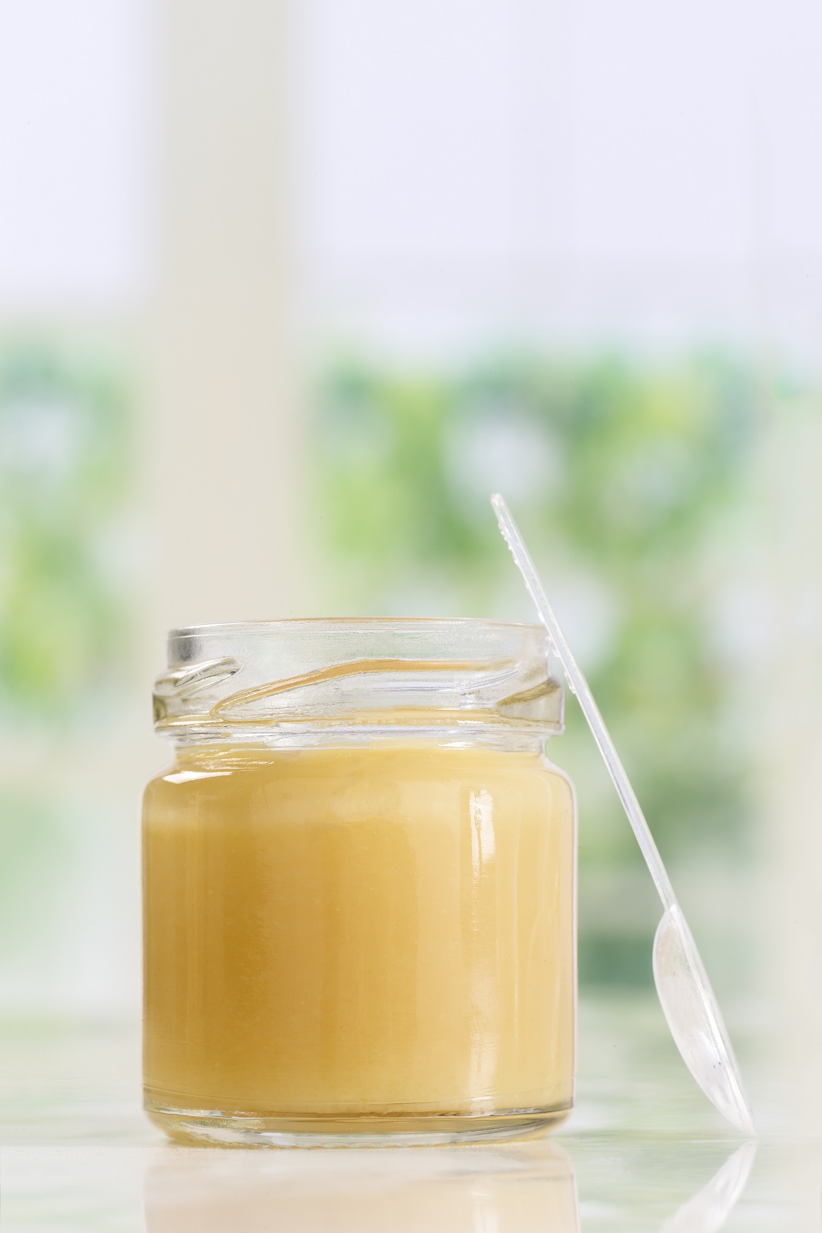 Matična mliječ je izlučevina pčelinjih žlijezda