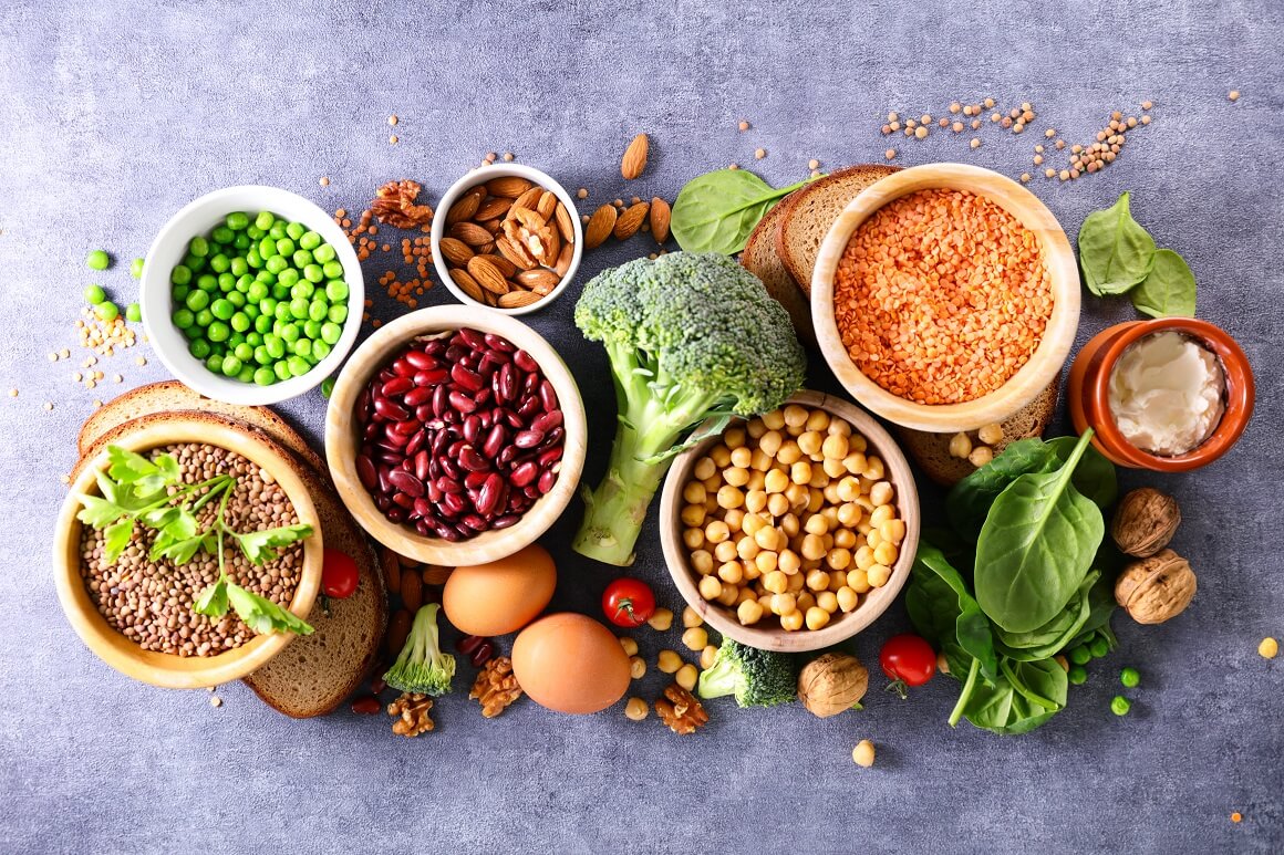 Registrirana dijetetičarka Samantha Heller predlaže razne zdrave opcije biljnih proteina, uključujući tofu, edamame, grah, orašaste plodove i maslac od orašastih plodova, sjemenke i seitan