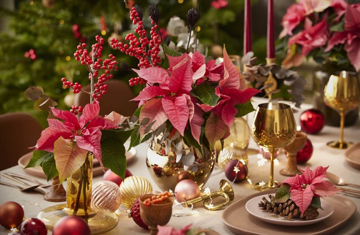 Dekoracija stola s rezanom božićnom zvijezdom raskošno roze boje