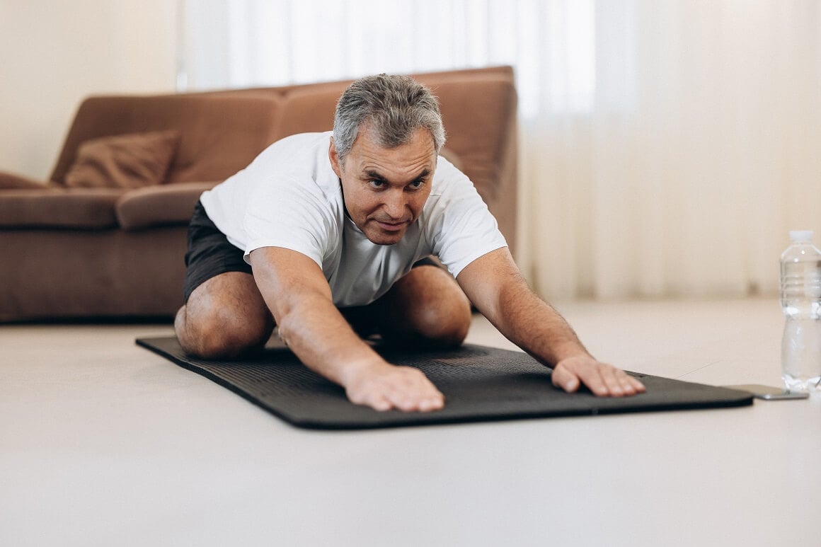 Jednostavne vježbe s tjelesnom težinom poput modificiranih sklekova, čučnjeva, joge i penjanja uz stepenice mogu pomoći kod osteoporoze