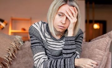 Migrena, koju karakterizira pulsirajuća jednostrana bol, neurološko je stanje često povezano s drugim simptomima
