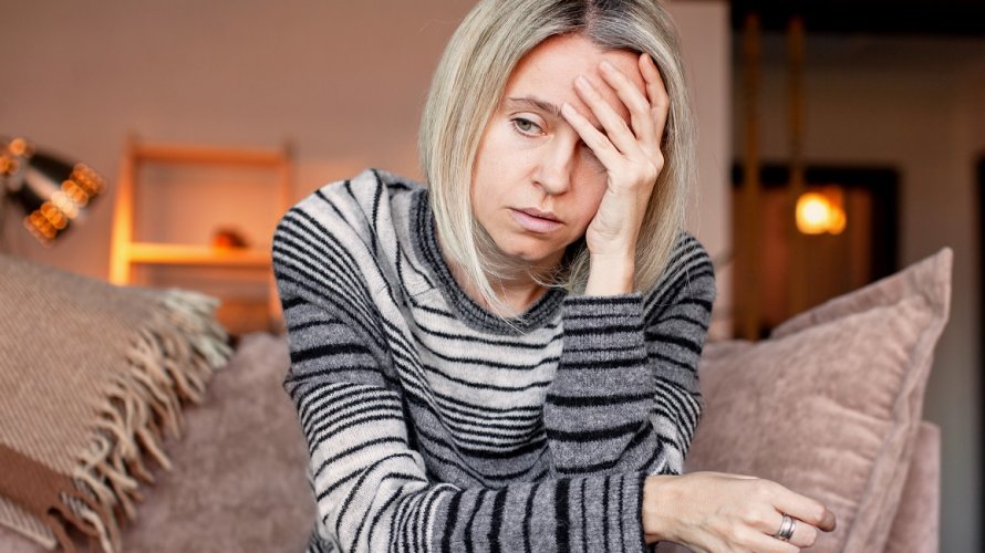 Migrena, koju karakterizira pulsirajuća jednostrana bol, neurološko je stanje često povezano s drugim simptomima