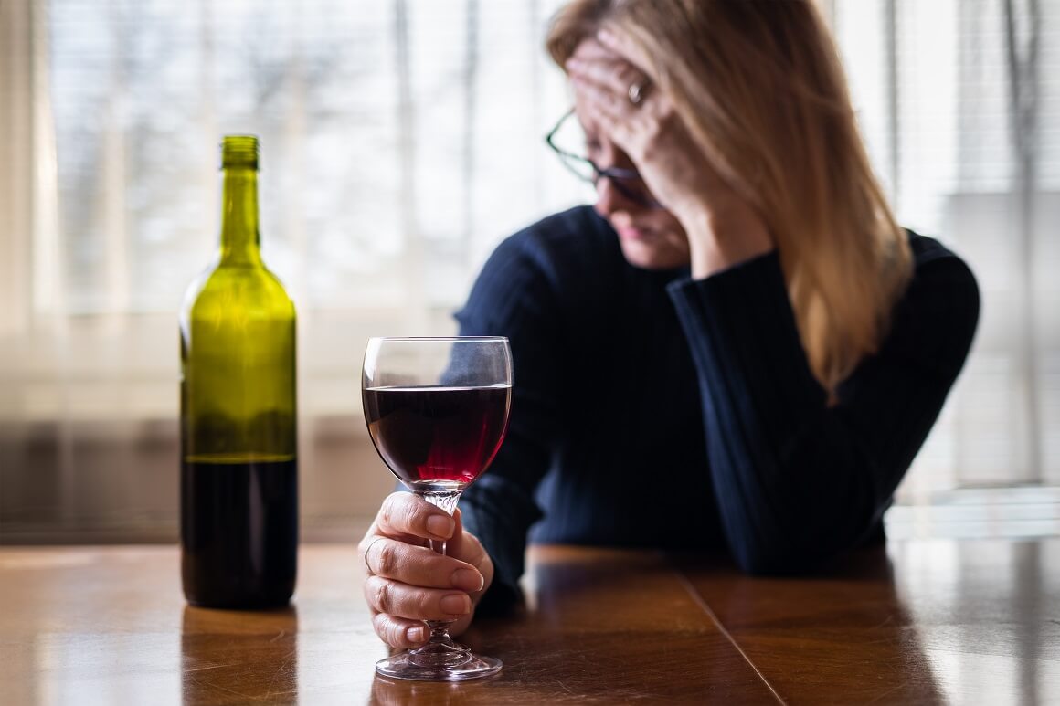 visoki sadržaj flavonola u crnom vinu, posebice kvercetina, utječe na metabolizam alkohola, što rezultira glavoboljama