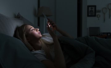plavo svjetlo koje emitiraju pametni telefoni, tableti i računala