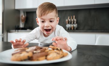 Kako naučiti djecu da jedu manje slatkiša