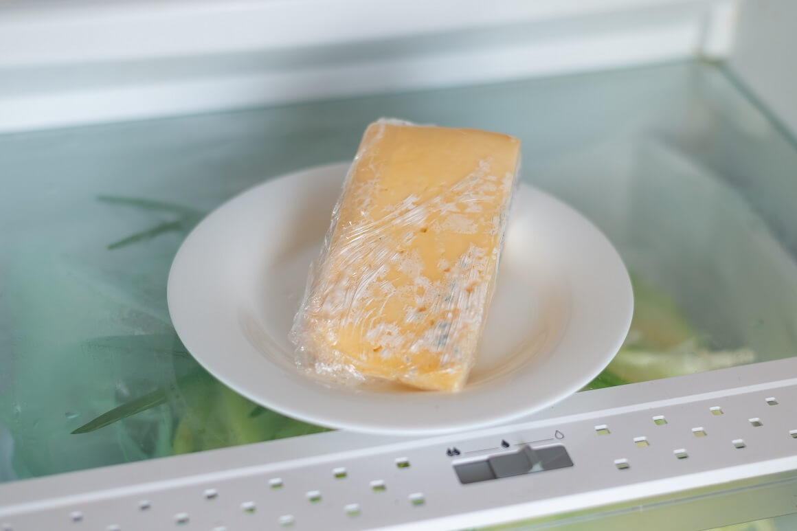 Mrlje od plijesni na tvrdim sirevima poput parmezana mogu se sigurno ukloniti, sve dok plijesan nije prodrla duboko u sir