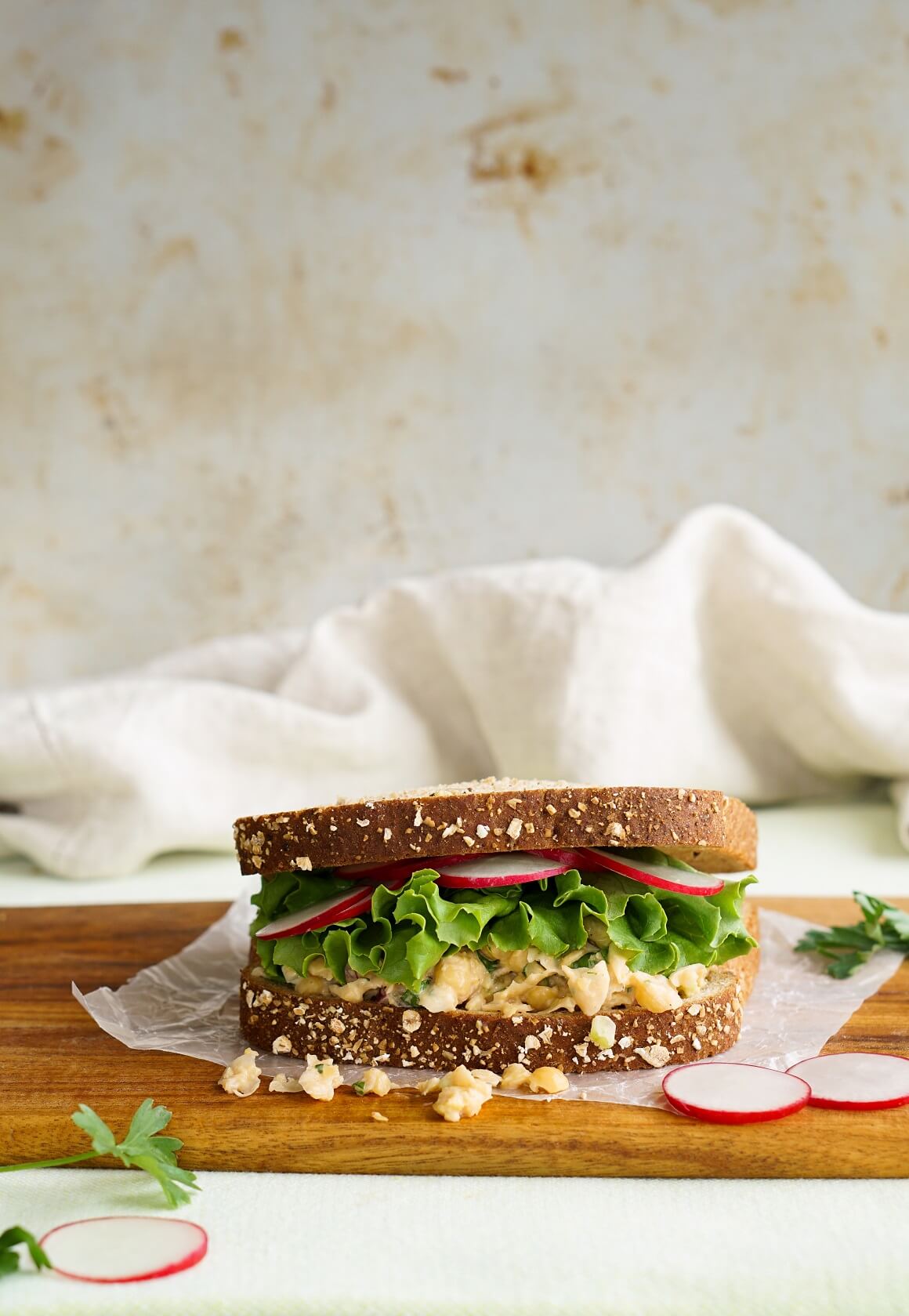 sendvič koji podsjeća na salatu od tunjevine